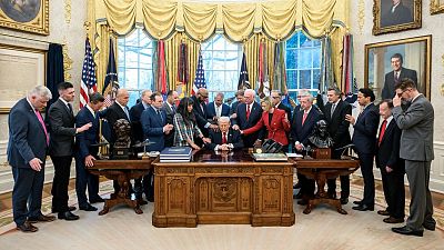 El fervor religioso en torno a Trump: "¡Qué honor orar por el presidente en el despacho oval!"