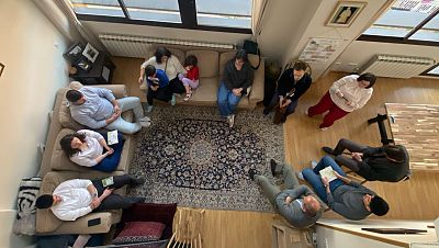 Comunidad bahá'í reunida en oración