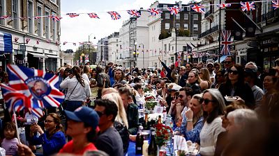 La fiesta de la coronación toma las calles del Reino Unido: picnics, bailes, coronas y música en directo