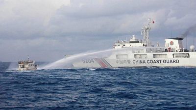 Filipinas acusa a China de disparar cañones de agua contra sus barcos en zonas disputadas