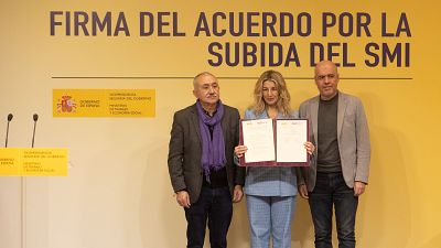 Díaz firma con CC.OO. y UGT el acuerdo para la subida del SMI, que beneficiará a uno de cada siete asalariados