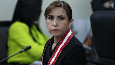 La fiscal general de Perú es destituida por interferir en una investigación a su hermana