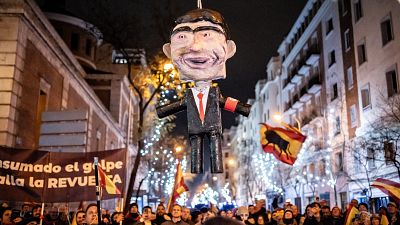 El PSOE denuncia ante la Fiscalía el apaleamiento del muñeco de Sánchez en Ferraz por "amenazas graves"