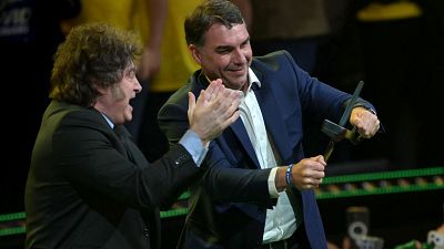 Flávio Bolsonaro lanza su candidatura presidencial junto a Milei con la derecha nacional fragmentada