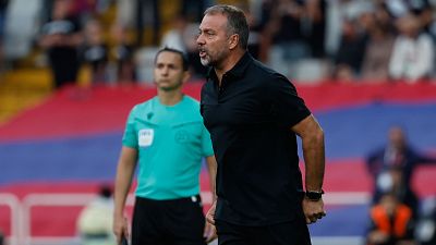 El TAD desestima el recurso por Flick, que no podrá sentarse en el banquillo del Bernabéu