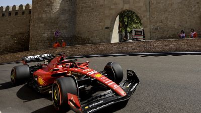 Charles Leclerc le da a Ferrari la primera 'pole' de la temporada en Bakú