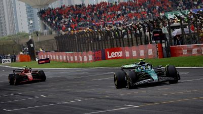 La pugna por el podio entre Sainz y Alonso les deja sin premio en el 'sprint' de Shanghái que ganó Verstappen