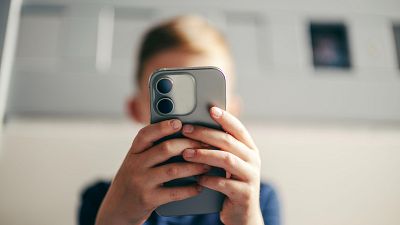 Francia prohíbe las redes sociales a los menores de 15 años y se convierte en el primer país de Europa en hacerlo