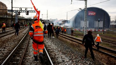 Francia vive una nueva jornada de protestas masivas contra la reforma de las pensiones de Macron