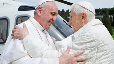 Francisco y Benedicto XVI se funden en un abrazo en Castelgandolfo en su primer encuentro