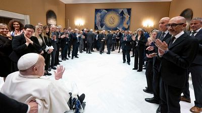 El papa recibe al personal que lo trató en el hospital: "Gracias por vuestro servicio"