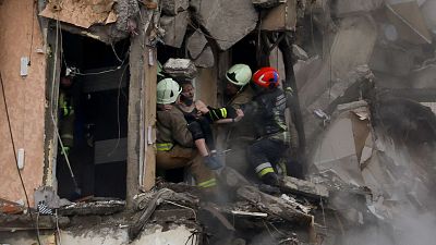 El frío complica el rescate tras el bombardeo en Dnipro: "Me dio tiempo a salir, mi casa ha desaparecido"