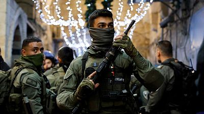 Las fuerzas israelíes irrumpen por segunda noche consecutiva en la mezquita de Al Aqsa