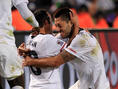 El equipo de Bob Bradley ha conseguido en el descuento clasificarse para octavos de final como primera del Grupo C. Un gol de Donovan, en el minuto 91, ha desatado la locura entre los americanos que han sido los justos vencedores, tras haberles anul El equipo de Bob Bradley ha conseguido en el descuento clasificarse para octavos de final como primera del Grupo C. Un gol de Donovan, en el minuto 91, ha desatado la locura entre los americanos que han sido los justos vencedores, tras haberles anul