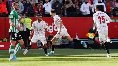 El Sevilla se lleva el derbi ante el Betis, el Barça golea al Athletic y la Real vence por la mínima a Osasuna