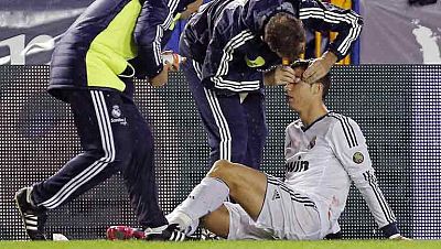 El codazo de David Navarro le partió el párpado a Cristiano. Contando con que es imposible saltar con el brazo pegado al cuerpo, la duda está en si fue voluntario y mereció la roja. Hace minutos el porpio Navarro ha asegurado que fue una acción fortu