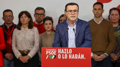 Gallardo dimite como líder del PSOE en Extremadura tras el batacazo electoral pero seguirá como diputado