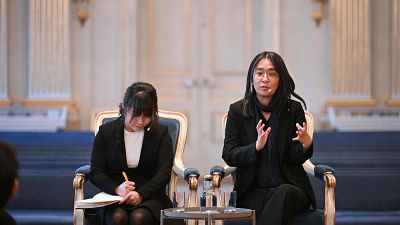 La premio nobel de literatura, Han Kang, se declara "conmocionada" por la crisis política en Corea del Sur