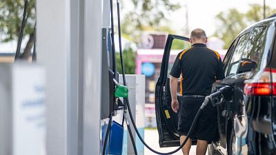 El gasóleo se dispara un 15,7% y obliga al Gobierno a elevar el descuento a 20 céntimos por litro a partir de septiembre