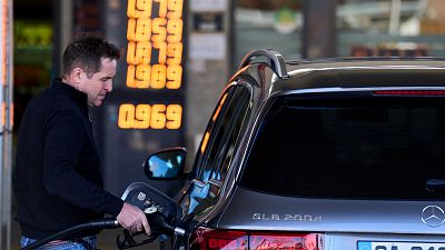 El precio del combustible vuelve a bajar, pero sigue siendo el más caro en una Semana Santa El precio del combustible vuelve a bajar, pero sigue siendo el más caro en una Semana Santa