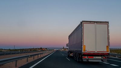 Los transportistas y gasolineros culpan a las petroleras de la subida inmediata de los carburantes