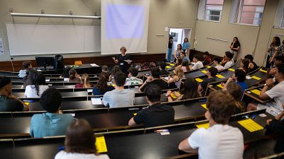 Un grupo de alumnos se presenta a la PAU en una facultad de Barcelona