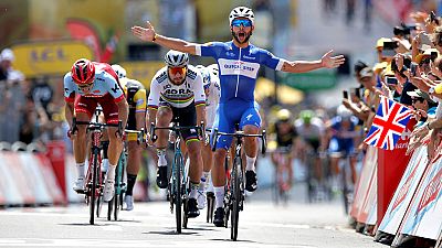 El colombiano Fernando Gaviria (Quick Step) es el primer líder del Tour de Francia al imponerse al esprint en la etapa inaugural de la 105 edición disputada entre Noirmoutier-En-L'Île y Fontenay-Le-Comte, de 201 kilómetros. Gaviria, de 23 años y debu