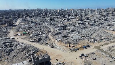 Gaza, desde la línea amarilla: sin rastro de vida entre polvo, arena y escombros