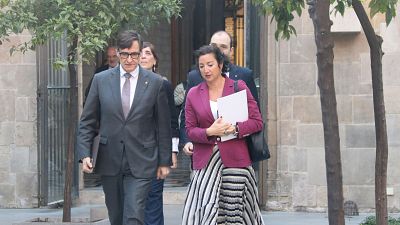 El president de la Generalitat, Salvador Illa; i la consellera d'Economia, Alícia Romero, cap al Consell Executiu extraordinàri per aprovar un suplement de crèdit