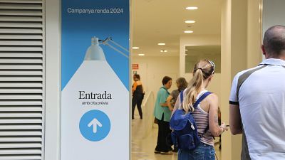 Persones fent cua a una oficina de l'Agència Tributària de Catalunya (ATC) per rebre atenció presencial per fer la declaració de la renda