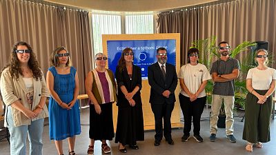 Els principals agents del programa de divulgació de l'eclipsi al lleure educatiu acordat entre la Generalitat i Fundesplai es fotografien amb ulleres de sol homologades per veure el fenòmen astronòmic Els principals agents del programa de divulgació de l'eclipsi al lleure educatiu acordat entre la Generalitat i Fundesplai es fotografien amb ulleres de sol homologades per veure el fenòmen astronòmic