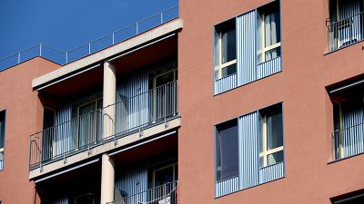 Detall d'un balcó d'un edifici d'habitatge de protecció oficial (HPO) al Masnou, amb desenes de pisos per a llogar i d'altres a la venda