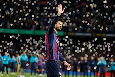 Un emocionado Gerard Piqué recibe el cariño de su afición en su último partido en el Camp Nou