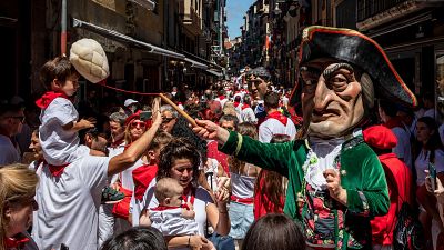Gigantes reinantes, cabezudos autoritarios y otras figuras centenarias de San Fermín