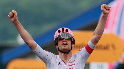 Asgreen gana una etapa con una caída masiva que complica el Giro de Italia a Ayuso y Roglic