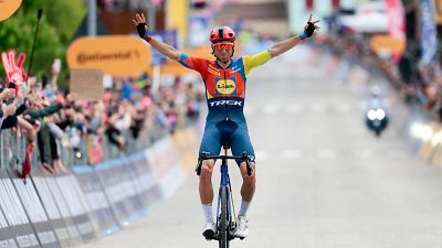 Carlos Verona gana en solitario en Asiago y logra su primera victoria en una gran vuelta