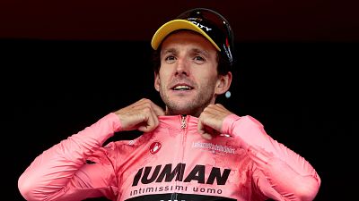 Simon Yates vestido con el Maillot Rosa