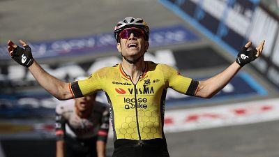 Van Aert gana en un etapón sobre el 'sterrato' que deja a Del Toro líder y a Roglic 1'12 por detrás de Ayuso