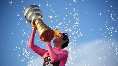 Simon Yates con el trofeo Senza Fine
