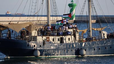 L'anterior vaixell de la flotilla amb ajuda humanitària sortint del port de Barcelona