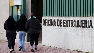 El Gobierno acusa al PP de "hipocresía" con la regularización de migrantes mientras Feijóo alerta del "efecto llamada"