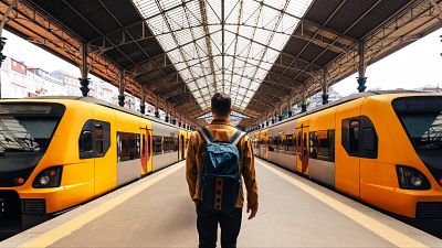 El Gobierno aprueba el plan 'Verano Joven' con descuentos del 90% en billetes de tren y autobús: guía de cómo pedirlos