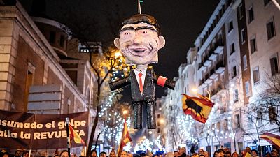 El Gobierno condena el apaleamiento de un muñeco de Pedro Sánchez ante la sede de Ferraz en Nochevieja