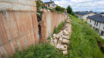 El derrumbe de un muro el 4 de mayo de 2026 en la urbanización de Torresolano de la localidad de Nalda (Logroño) obligó a desalojar siete viviendas.