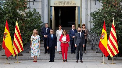 Gobierno y Generalitat acuerdan "superar la judicialización" del conflicto y reforzar el uso del catalán Gobierno y Generalitat acuerdan "superar la judicialización" del conflicto y reforzar el uso del catalán