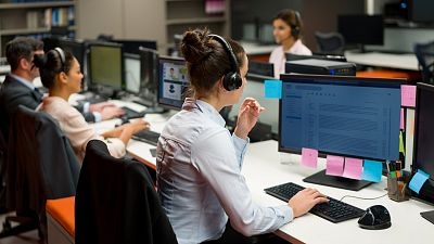 Consumo limita a tres minutos la espera máxima en atención al cliente y obliga a resolver reclamaciones en 15 días Consumo limita a tres minutos la espera máxima en atención al cliente y obliga a resolver reclamaciones en 15 días