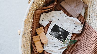 El Gobierno limita la gestación subrogada: los bebés no podrán ser inscritos en los consulados españoles