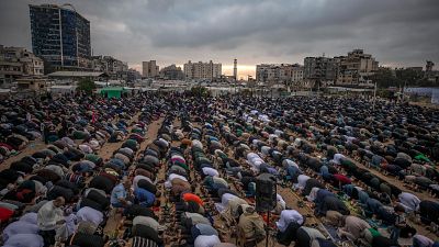 Palestinos desplazados rezan durante las celebraciones de Eid al-Adha o Fiesta del Sacrificio junto a las ruinas de la Mezquita Al-Huda en Jan Yunis, al sur de la Franja de Gaza