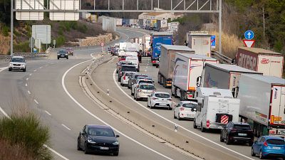 El Gobierno y las patronales del transporte acuerdan un nuevo decreto con medidas de apoyo ante la crisis en Irán