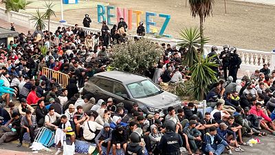 Traslado de migrantes asentados en la playa de Benítez, este viernes. Traslado de migrantes asentados en la playa de Benítez, este viernes.